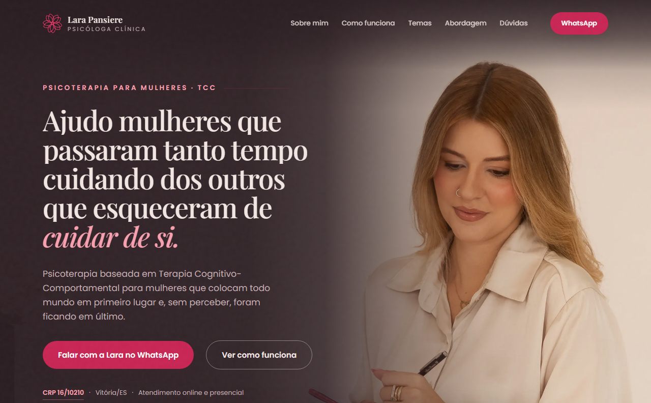 Capa do site de Lara Pansiere: foto dela escrevendo à mesa ocupando a tela, com a chamada "Ajudo mulheres que passaram tanto tempo cuidando dos outros que esqueceram de cuidar de si" e dois botões de contato.